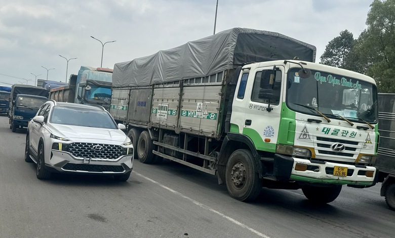 &Ugrave;n tắc k&eacute;o d&agrave;i nhiều c&acirc;y số tr&ecirc;n quốc lộ 51- Ảnh 8.