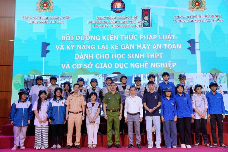 H&agrave; Nội tuy&ecirc;n truyền, hướng dẫn l&aacute;i xe an to&agrave;n cho gần 5.000 học sinh, sinh vi&ecirc;n- Ảnh 9.