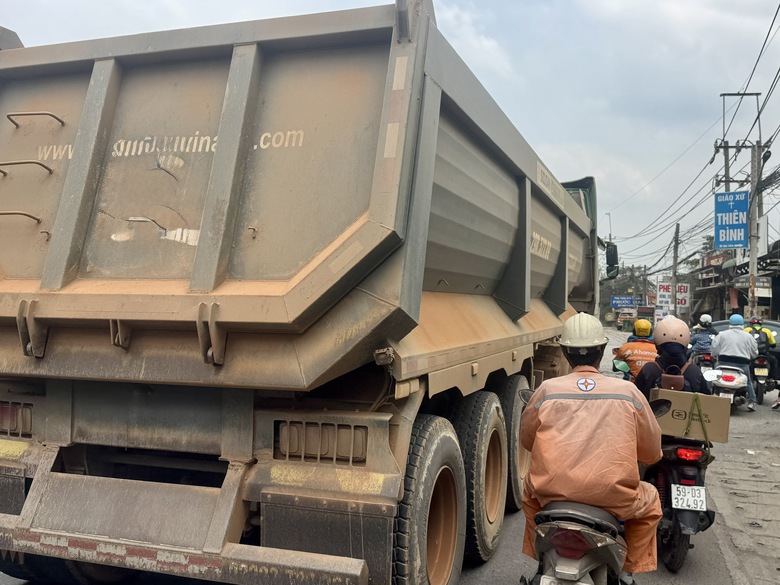 &Ugrave;n tắc k&eacute;o d&agrave;i nhiều c&acirc;y số tr&ecirc;n quốc lộ 51- Ảnh 4.