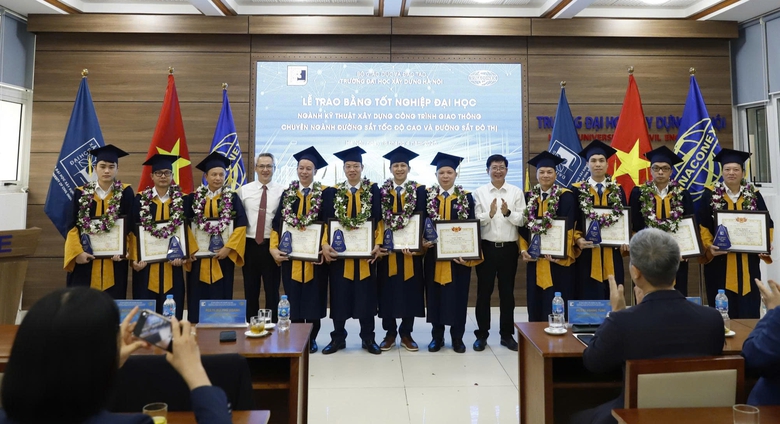 34 kỹ sư đường sắt nhận bằng tốt nghiệp tại Đại học X&acirc;y dựng H&agrave; Nội- Ảnh 5.