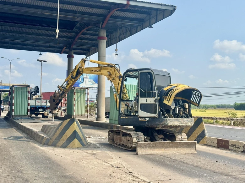 Đồng Nai bắt đầu th&aacute;o dỡ trạm thu ph&iacute; &ldquo;&aacute;n ngữ&rdquo; nhiều năm tr&ecirc;n QL51- Ảnh 2.