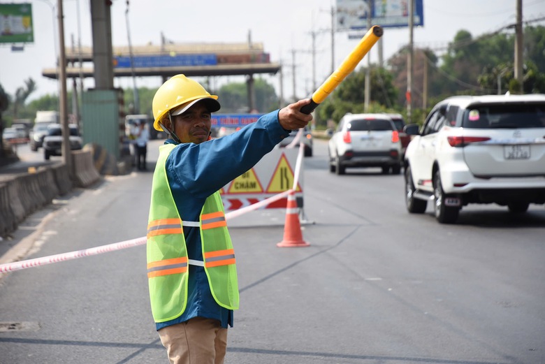 Đồng Nai bắt đầu th&aacute;o dỡ trạm thu ph&iacute; &ldquo;&aacute;n ngữ&rdquo; nhiều năm tr&ecirc;n QL51- Ảnh 9.