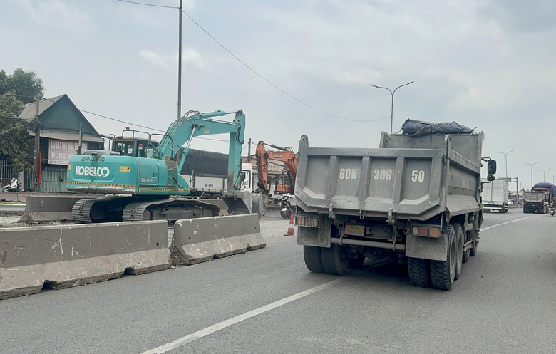 &Ugrave;n tắc k&eacute;o d&agrave;i nhiều c&acirc;y số tr&ecirc;n quốc lộ 51- Ảnh 3.