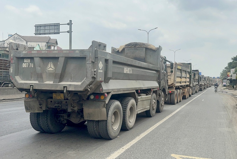 &Ugrave;n tắc k&eacute;o d&agrave;i nhiều c&acirc;y số tr&ecirc;n quốc lộ 51- Ảnh 5.