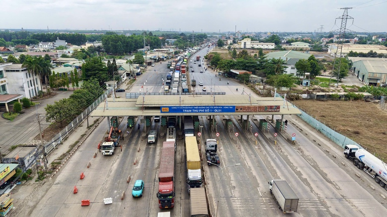 &Ugrave;n tắc k&eacute;o d&agrave;i nhiều c&acirc;y số tr&ecirc;n quốc lộ 51- Ảnh 1.