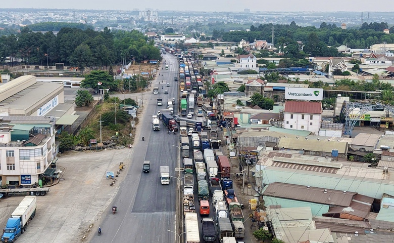 &Ugrave;n tắc k&eacute;o d&agrave;i nhiều c&acirc;y số tr&ecirc;n quốc lộ 51- Ảnh 2.