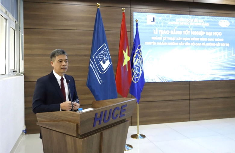 34 kỹ sư đường sắt nhận bằng tốt nghiệp tại Đại học X&acirc;y dựng H&agrave; Nội- Ảnh 1.