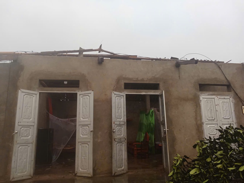 Gi&ocirc;ng lốc ở Ph&uacute; Thọ l&agrave;m 191 nh&agrave; tốc m&aacute;i, nhiều c&ocirc;ng tr&igrave;nh hư hỏng- Ảnh 1.