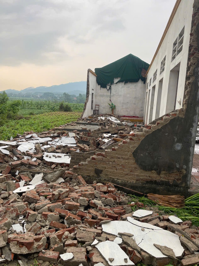 Gi&ocirc;ng lốc ở Ph&uacute; Thọ l&agrave;m 191 nh&agrave; tốc m&aacute;i, nhiều c&ocirc;ng tr&igrave;nh hư hỏng- Ảnh 2.