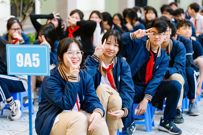 H&agrave; Nội kh&eacute;p lại đăng k&yacute; lớp 10, phụ huynh chờ số liệu từng trường- Ảnh 1.