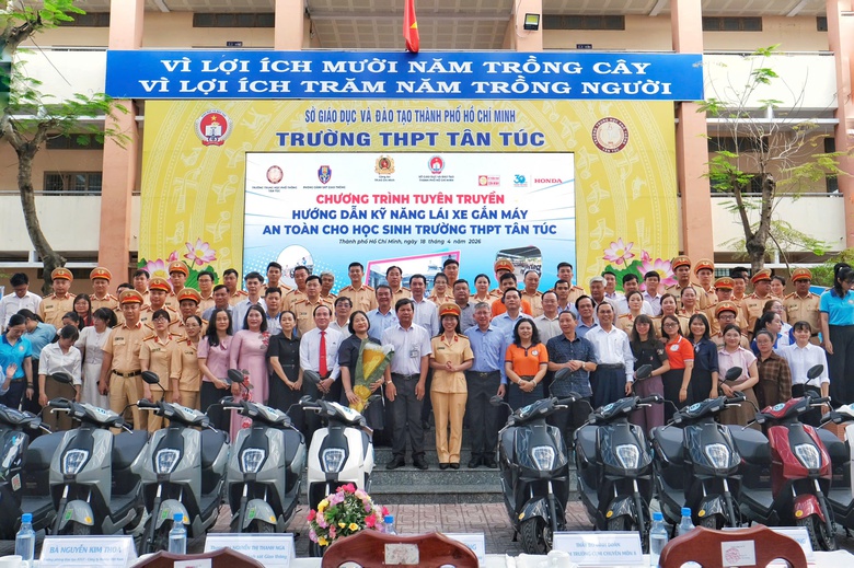 Honda Việt Nam trao tặng 12 xe gắn m&aacute;y điện tại trường THPT T&acirc;n T&uacute;c- Ảnh 1.
