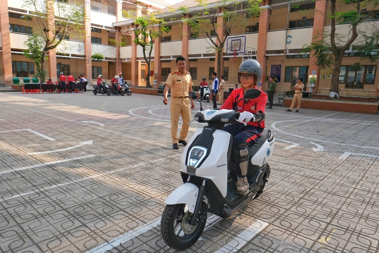 Honda Việt Nam trao tặng 12 xe gắn m&aacute;y điện tại trường THPT T&acirc;n T&uacute;c- Ảnh 2.