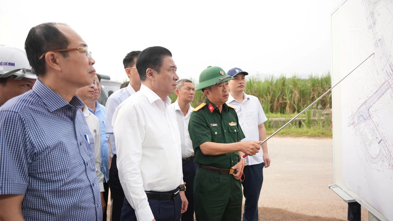 Đẩy nhanh tiến độ giải ph&oacute;ng mặt bằng n&uacute;t giao cao tốc đoạn Cam Lộ - La Sơn- Ảnh 1.