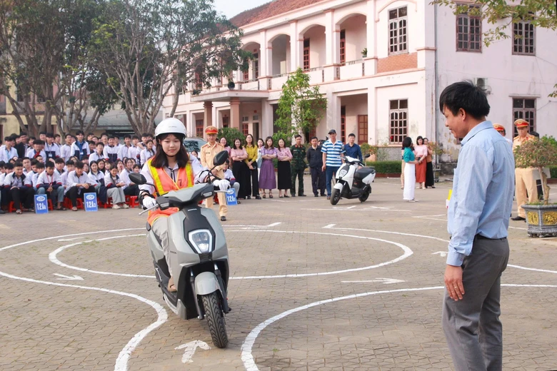 Loạt giải ph&aacute;p đồng bộ thay đổi nhận thức của giới trẻ Nghệ An về an to&agrave;n giao th&ocirc;ng- Ảnh 4.