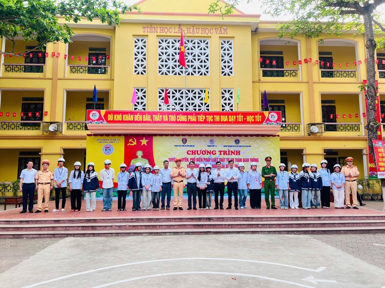Loạt giải ph&aacute;p đồng bộ thay đổi nhận thức của giới trẻ Nghệ An về an to&agrave;n giao th&ocirc;ng- Ảnh 9.