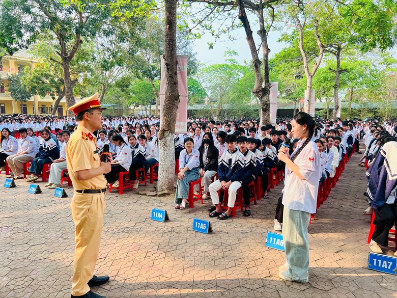 Loạt giải ph&aacute;p đồng bộ thay đổi nhận thức của giới trẻ Nghệ An về an to&agrave;n giao th&ocirc;ng- Ảnh 3.