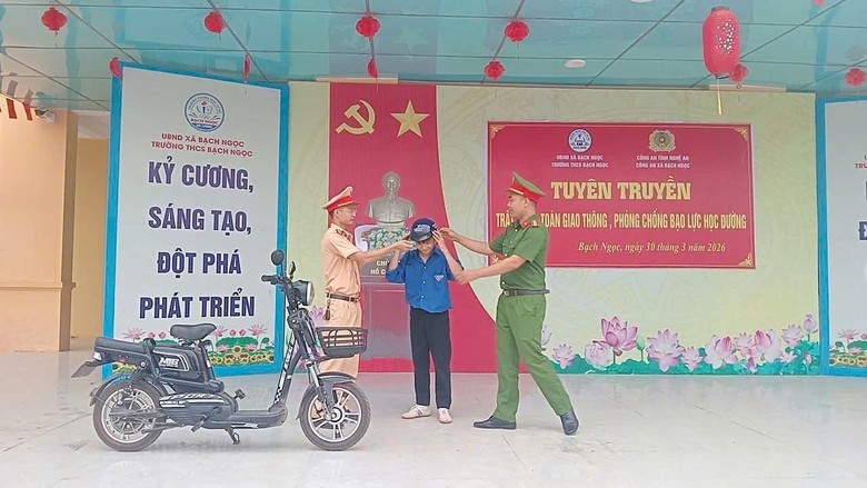 Loạt giải ph&aacute;p đồng bộ thay đổi nhận thức của giới trẻ Nghệ An về an to&agrave;n giao th&ocirc;ng- Ảnh 8.
