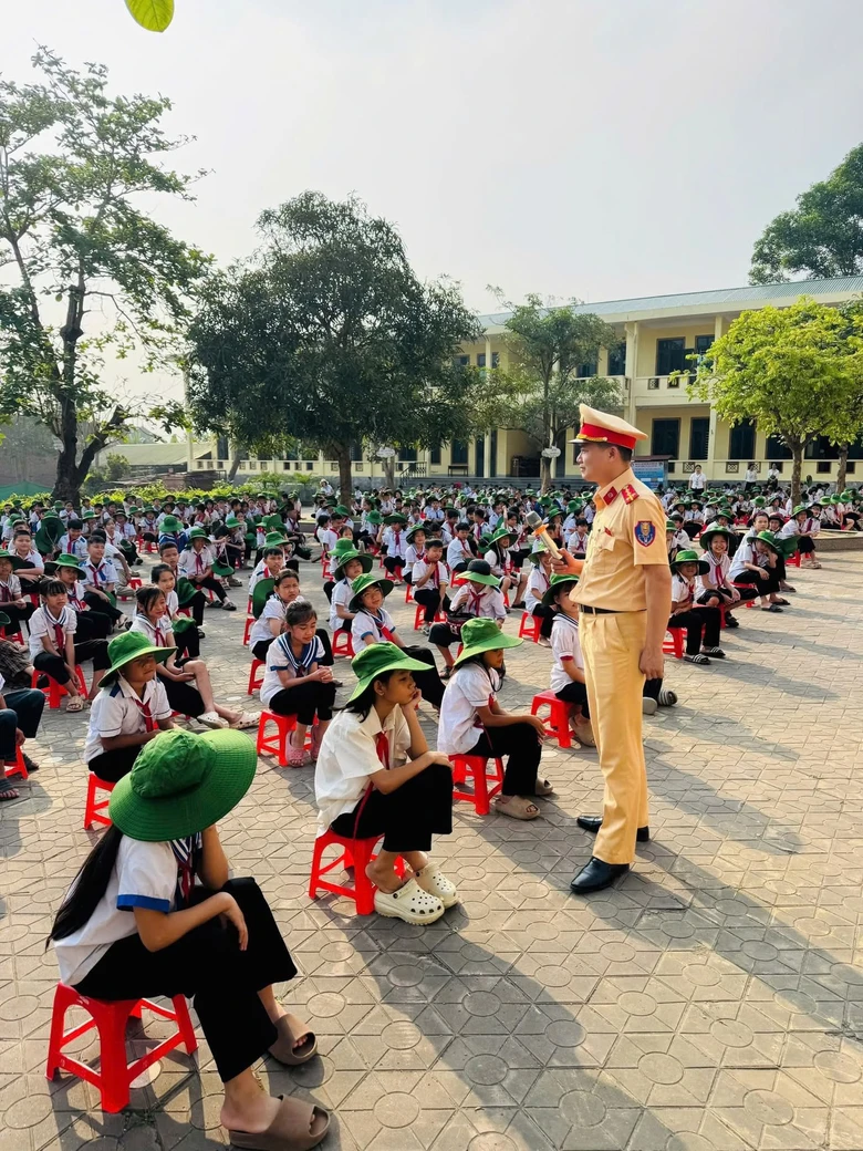 Loạt giải ph&aacute;p đồng bộ thay đổi nhận thức của giới trẻ Nghệ An về an to&agrave;n giao th&ocirc;ng- Ảnh 7.