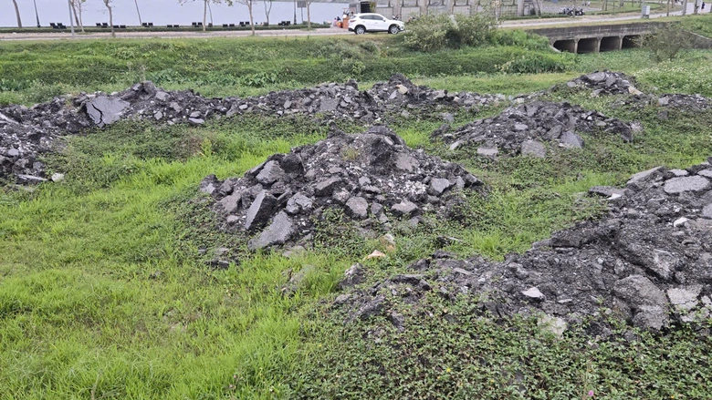 Đổ trộm r&aacute;c thải x&acirc;y dựng trong đ&ecirc;m, Nghệ An cần giải quyết triệt để- Ảnh 2.