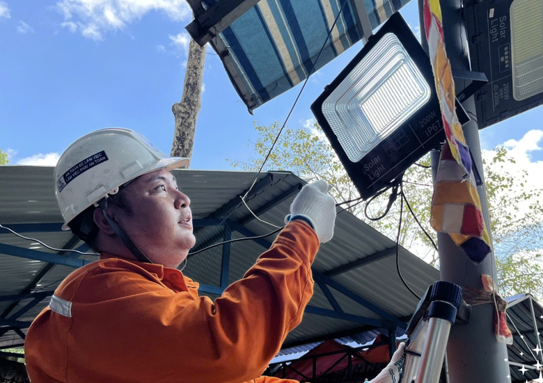 TP.HCM bước vào cao điểm nắng nóng, nguy cơ quá tải điện và hóa đơn tăng cao- Ảnh 2. TP.HCM bước vào cao điểm nắng nóng, nguy cơ quá tải điện và hóa đơn tăng cao- Ảnh 2.