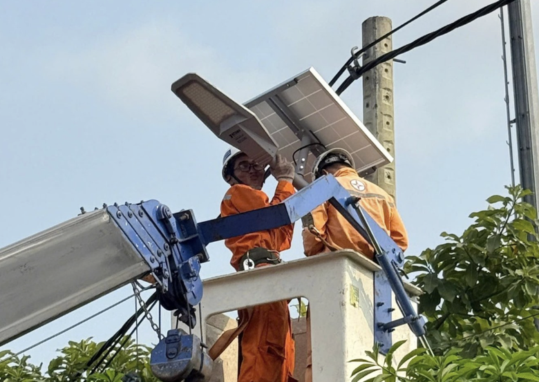 TP.HCM bước vào cao điểm nắng nóng, nguy cơ quá tải điện và hóa đơn tăng cao- Ảnh 3. TP.HCM bước vào cao điểm nắng nóng, nguy cơ quá tải điện và hóa đơn tăng cao- Ảnh 3.