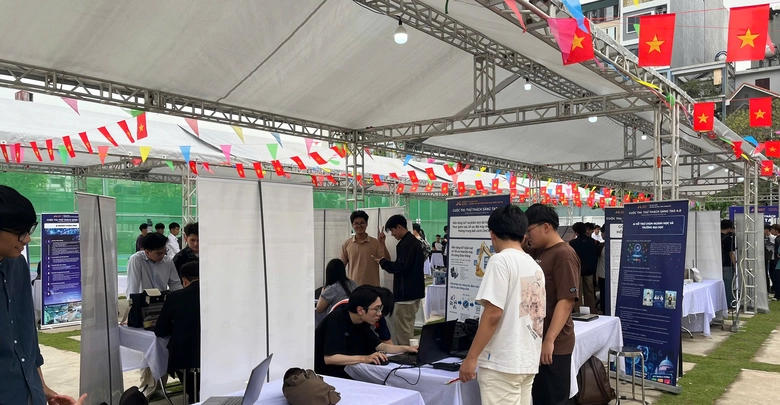 Sinh vi&ecirc;n UTT &ldquo;tr&igrave;nh l&agrave;ng&rdquo; loạt sản phẩm c&ocirc;ng nghệ tại Ng&agrave;y hội Demo- Ảnh 2.