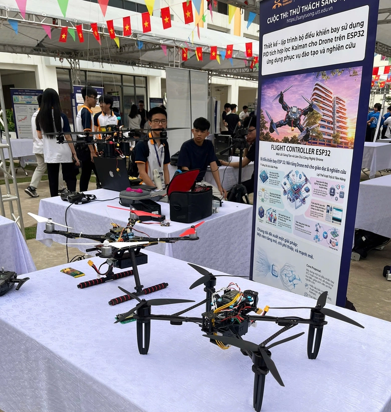 Sinh vi&ecirc;n UTT &ldquo;tr&igrave;nh l&agrave;ng&rdquo; loạt sản phẩm c&ocirc;ng nghệ tại Ng&agrave;y hội Demo- Ảnh 4.