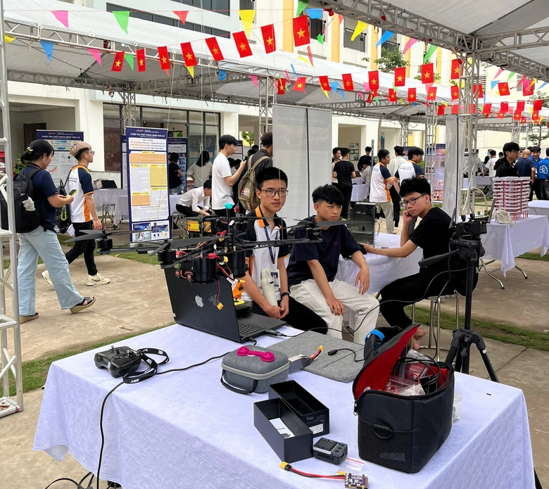 Sinh vi&ecirc;n UTT &ldquo;tr&igrave;nh l&agrave;ng&rdquo; loạt sản phẩm c&ocirc;ng nghệ tại Ng&agrave;y hội Demo- Ảnh 3.