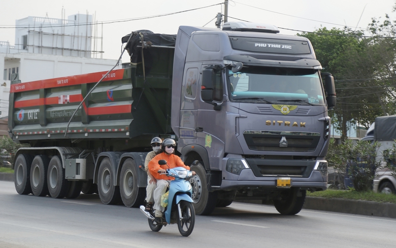 Nghệ An: Rà soát, kiểm tra 2.252 ô tô tải và sơ mi rơ moóc tự đổ từ 15 tấn trở lên- Ảnh 1. Nghệ An: Rà soát, kiểm tra 2.252 ô tô tải và sơ mi rơ moóc tự đổ từ 15 tấn trở lên- Ảnh 1.