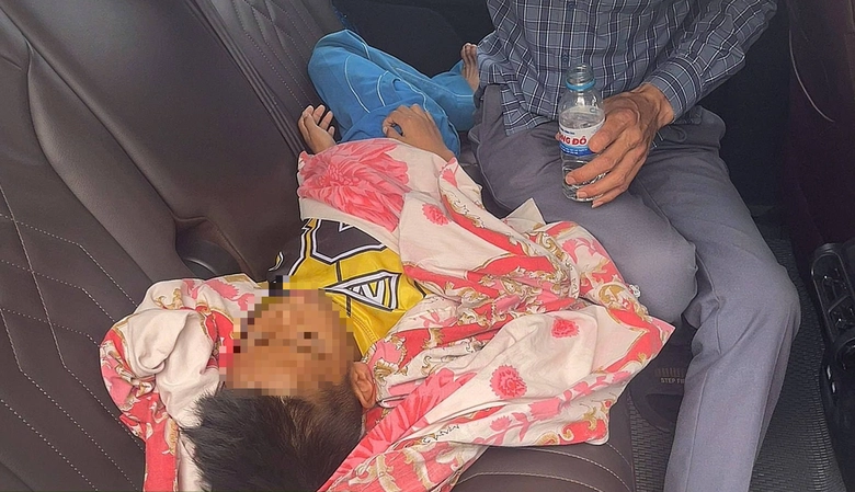 CSGT Nghệ An kịp thời hỗ trợ ch&aacute;u b&eacute; t&iacute;m t&aacute;i, co giật đến bệnh viện cấp cứu- Ảnh 1.