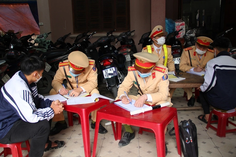 Loạt giải ph&aacute;p đồng bộ thay đổi nhận thức của giới trẻ Nghệ An về an to&agrave;n giao th&ocirc;ng- Ảnh 2.