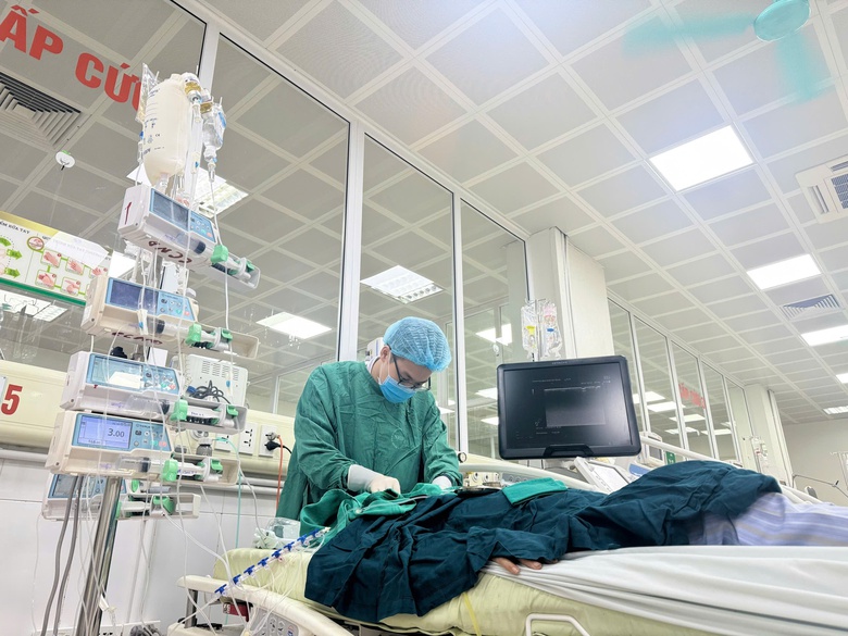 Người phụ nữ sốc nhiễm khuẩn nguy kịch sau khi ti&ecirc;m tr&ecirc;n mu b&agrave;n tay- Ảnh 1.