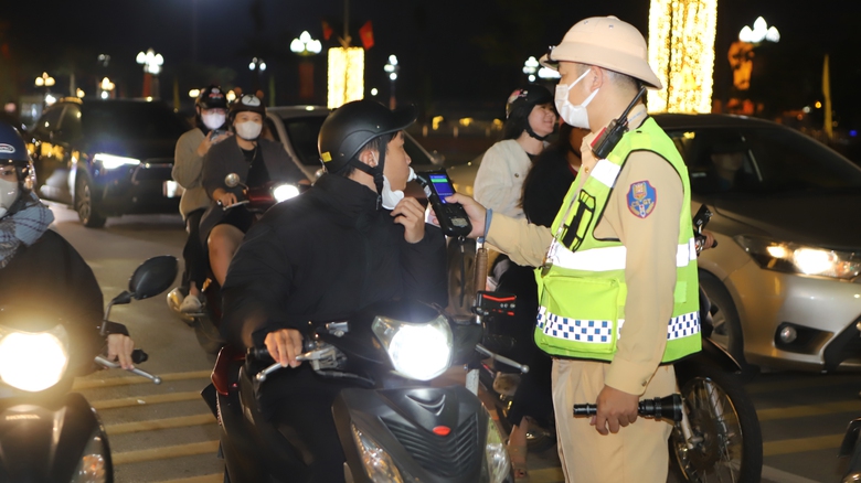 Loạt giải ph&aacute;p đồng bộ thay đổi nhận thức của giới trẻ Nghệ An về an to&agrave;n giao th&ocirc;ng- Ảnh 12.