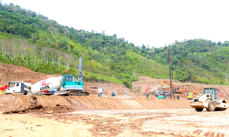 Th&uacute;c tiến độ c&aacute;c dự &aacute;n hạ tầng thiết yếu khu vực miền T&acirc;y Nghệ An- Ảnh 1.