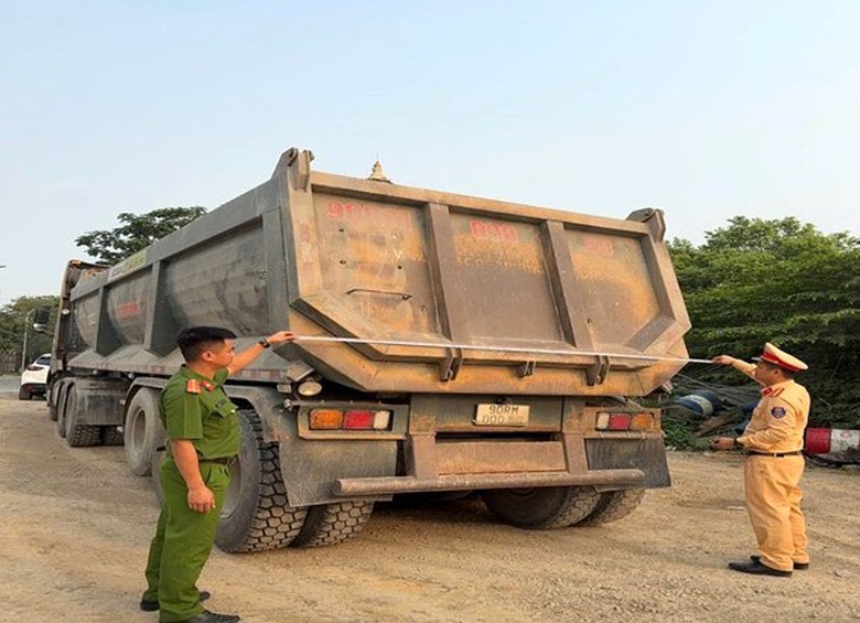 C&ocirc;ng an Ninh B&igrave;nh tổng r&agrave; so&aacute;t hơn 3.500 xe tải tr&ecirc;n 15 tấn- Ảnh 1.