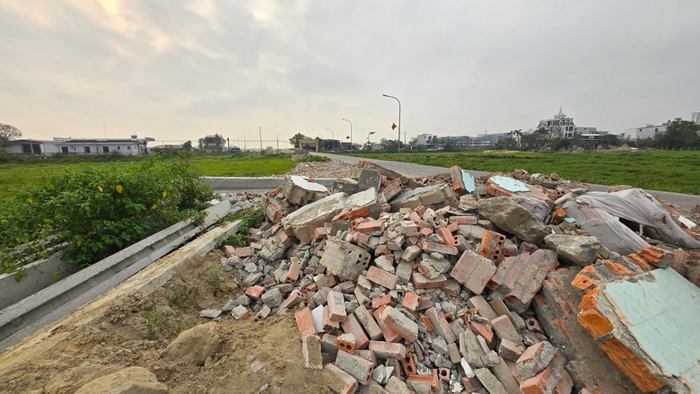 Đổ trộm r&aacute;c thải x&acirc;y dựng trong đ&ecirc;m, Nghệ An cần giải quyết triệt để- Ảnh 4.
