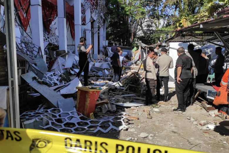 Động đất mạnh 7,4 độ ngo&agrave;i khơi Indonesia l&agrave;m hư hại nh&agrave; cửa, 1 người thiệt mạng- Ảnh 1.