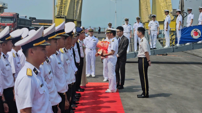 Cận cảnh t&agrave;u khu trục của Nhật Bản cập cảng Ti&ecirc;n Sa, thăm Đ&agrave; Nẵng- Ảnh 2.