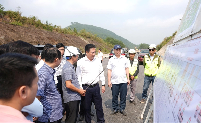 Đẩy nhanh tiến độ giải ph&oacute;ng mặt bằng n&uacute;t giao cao tốc đoạn Cam Lộ - La Sơn- Ảnh 2.