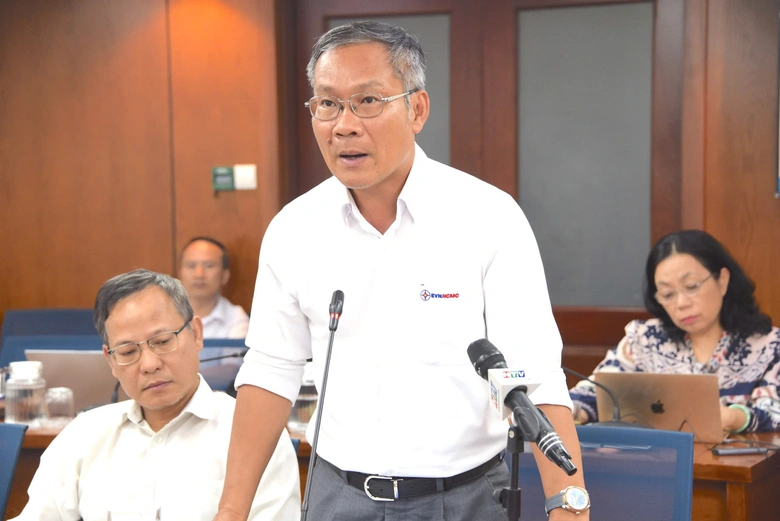 TP.HCM bước vào cao điểm nắng nóng, nguy cơ quá tải điện và hóa đơn tăng cao- Ảnh 1. TP.HCM bước vào cao điểm nắng nóng, nguy cơ quá tải điện và hóa đơn tăng cao- Ảnh 1.