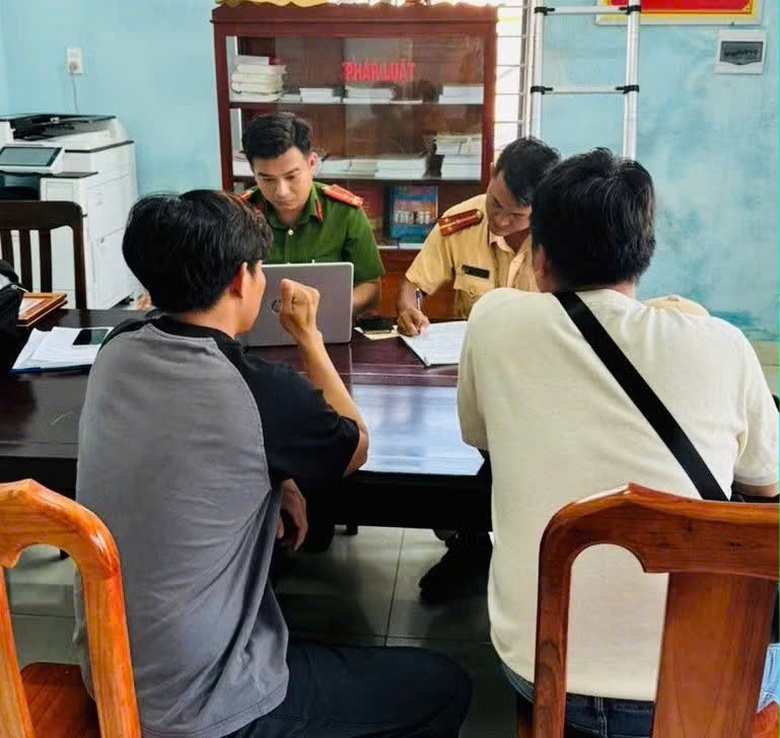 Xử phạt hai t&agrave;i xế chở nhiều người tr&ecirc;n th&ugrave;ng xe b&aacute;n tải từ clip tr&ecirc;n mạng x&atilde; hội- Ảnh 1.