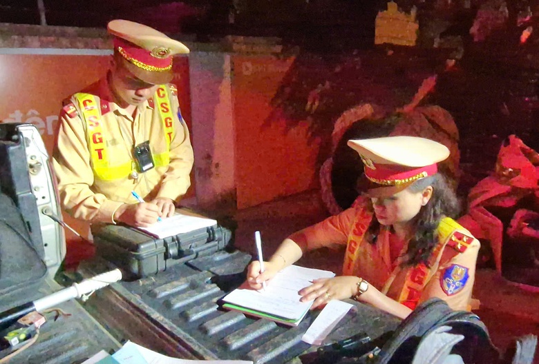 CSGT Lạng Sơn kiểm tra, xử l&yacute; nồng độ cồn xuy&ecirc;n đ&ecirc;m tr&ecirc;n cung đường bi&ecirc;n giới- Ảnh 9.