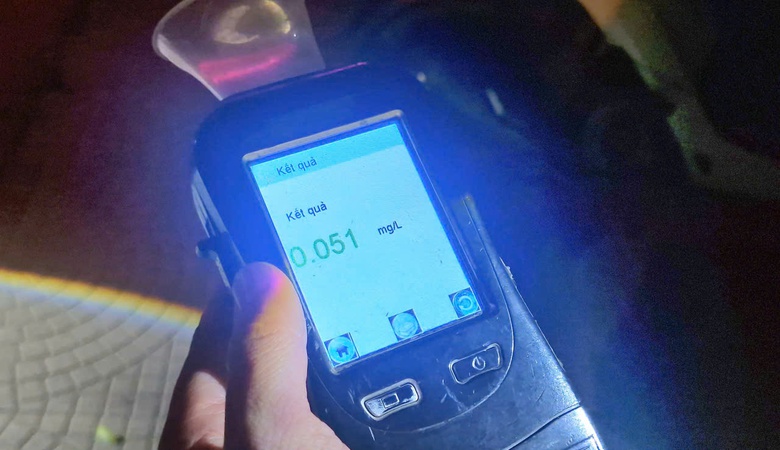 CSGT Lạng Sơn kiểm tra, xử l&yacute; nồng độ cồn xuy&ecirc;n đ&ecirc;m tr&ecirc;n cung đường bi&ecirc;n giới- Ảnh 8.