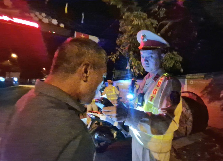 CSGT Lạng Sơn kiểm tra, xử l&yacute; nồng độ cồn xuy&ecirc;n đ&ecirc;m tr&ecirc;n cung đường bi&ecirc;n giới- Ảnh 7.