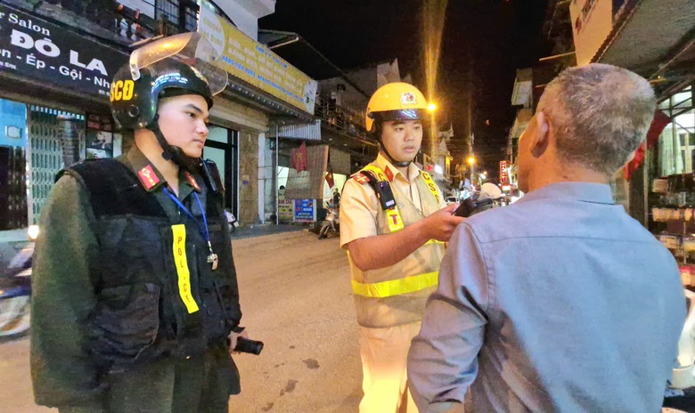 CSGT Lạng Sơn kiểm tra, xử l&yacute; nồng độ cồn xuy&ecirc;n đ&ecirc;m tr&ecirc;n cung đường bi&ecirc;n giới- Ảnh 6.