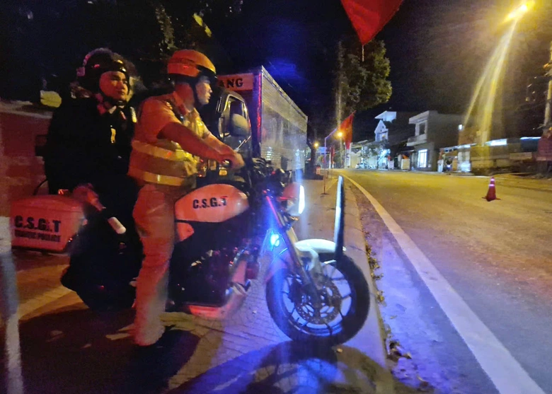 CSGT Lạng Sơn kiểm tra, xử l&yacute; nồng độ cồn xuy&ecirc;n đ&ecirc;m tr&ecirc;n cung đường bi&ecirc;n giới- Ảnh 5.