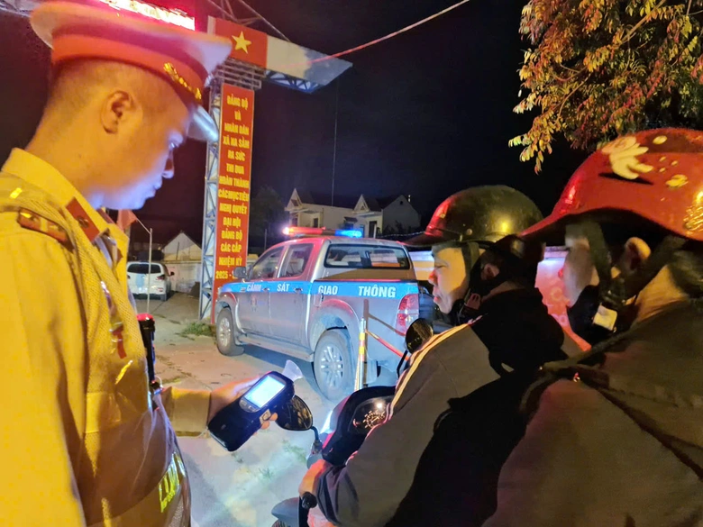 CSGT Lạng Sơn kiểm tra, xử l&yacute; nồng độ cồn xuy&ecirc;n đ&ecirc;m tr&ecirc;n cung đường bi&ecirc;n giới- Ảnh 2.