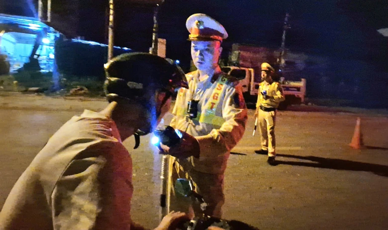 CSGT Lạng Sơn kiểm tra, xử l&yacute; nồng độ cồn xuy&ecirc;n đ&ecirc;m tr&ecirc;n cung đường bi&ecirc;n giới- Ảnh 1.