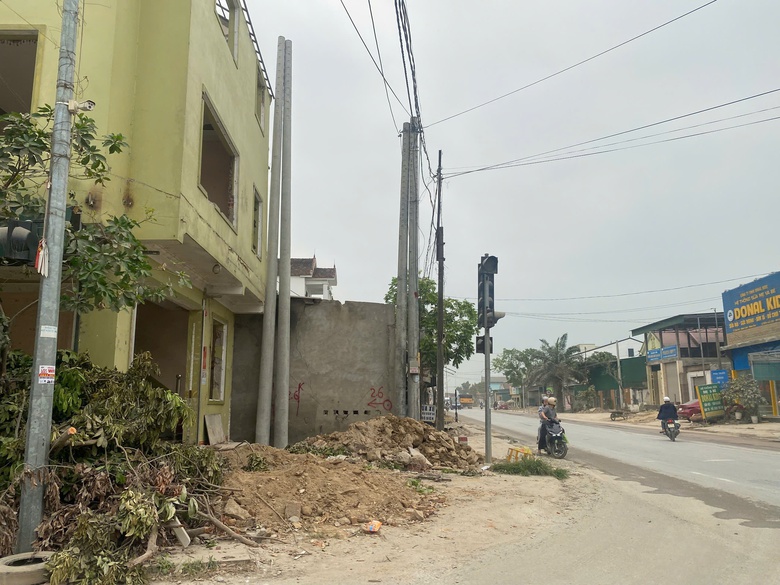 Nhiều c&ocirc;ng tr&igrave;nh hạ tầng kỹ thuật chậm di dời tại dự &aacute;n đường 500 tỷ đồng ở Nghệ An- Ảnh 2.