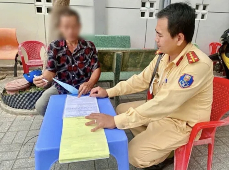 T&acirc;y Ninh: Va chạm giao th&ocirc;ng, người đ&agrave;n &ocirc;ng đạp ng&atilde; xe shipper rồi rời đi- Ảnh 1.